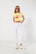 Jean blanco jegging con botones visibles y tiro súper alto